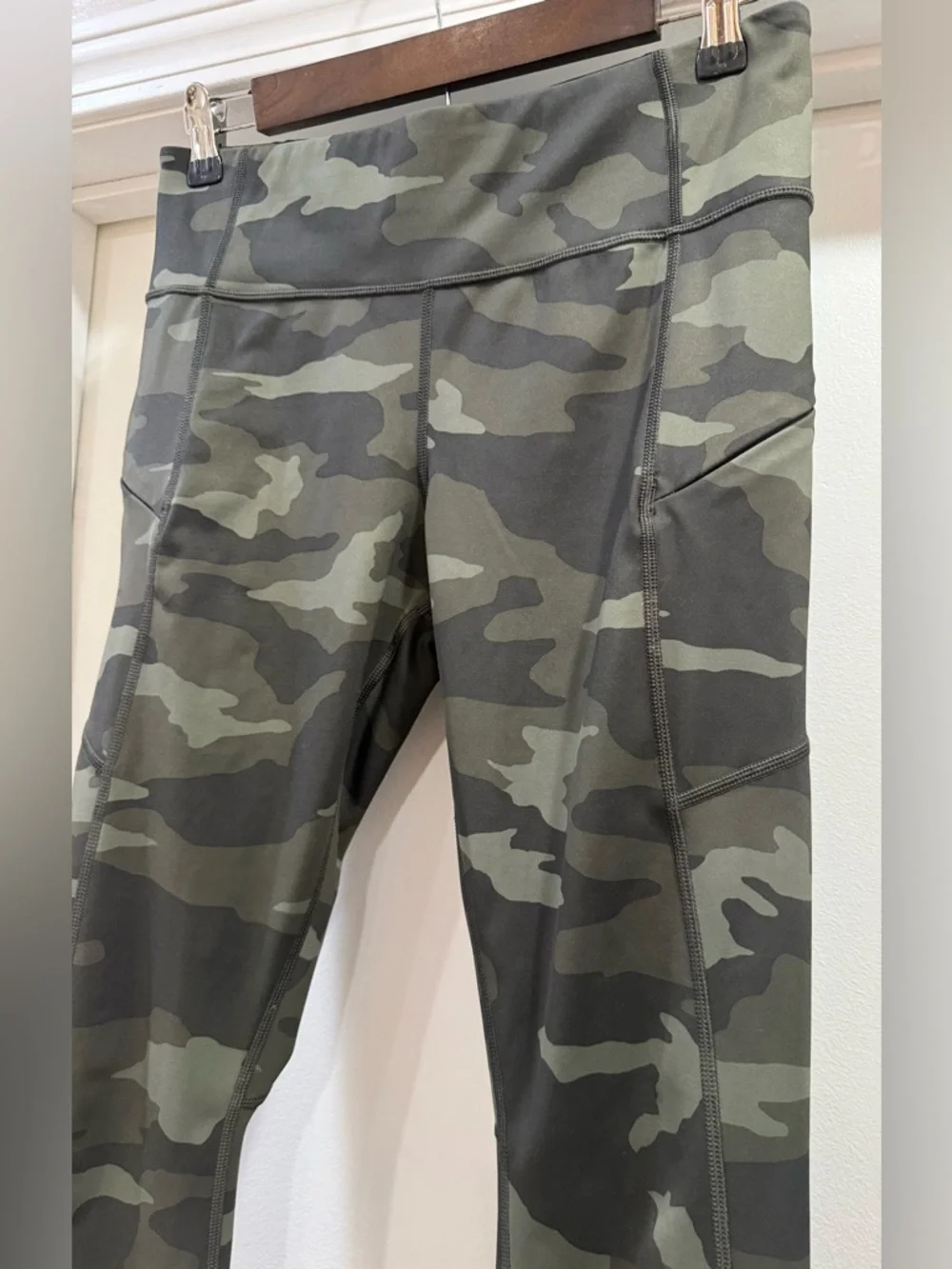 Athleta Camo Contender 7/8 Tight Leggings  in Olive and Black Size Medium